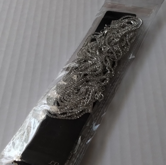 Elegant geometric layered rhinestone chocker. - Picture 3 of 6